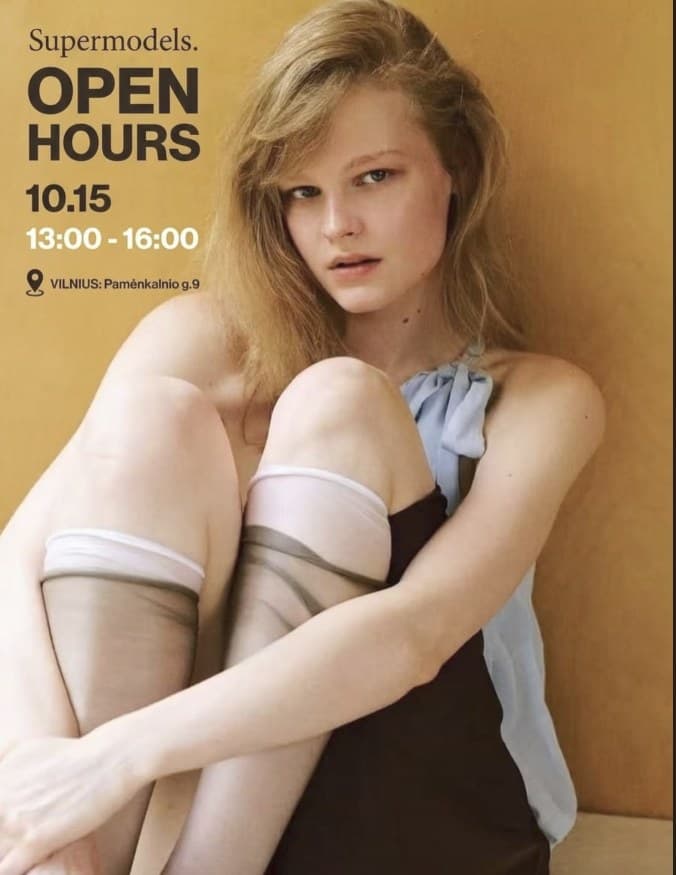 Supermodels atvirų durų plakatas: jauna modelė sėdi apsikabinusi kelius