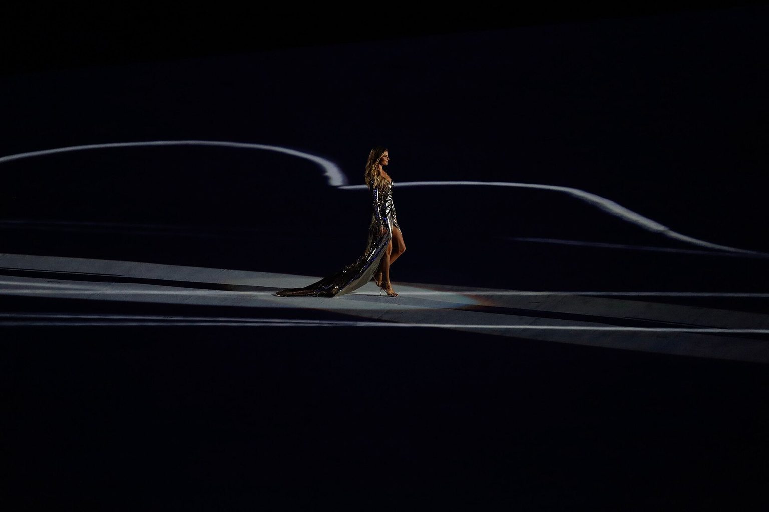 Gisele Bündchen ilga sidabrine suknele viena eina per tamsią stadiono aikštę Rio 2016 olimpinių žaidynių atidarymo ceremonijoje