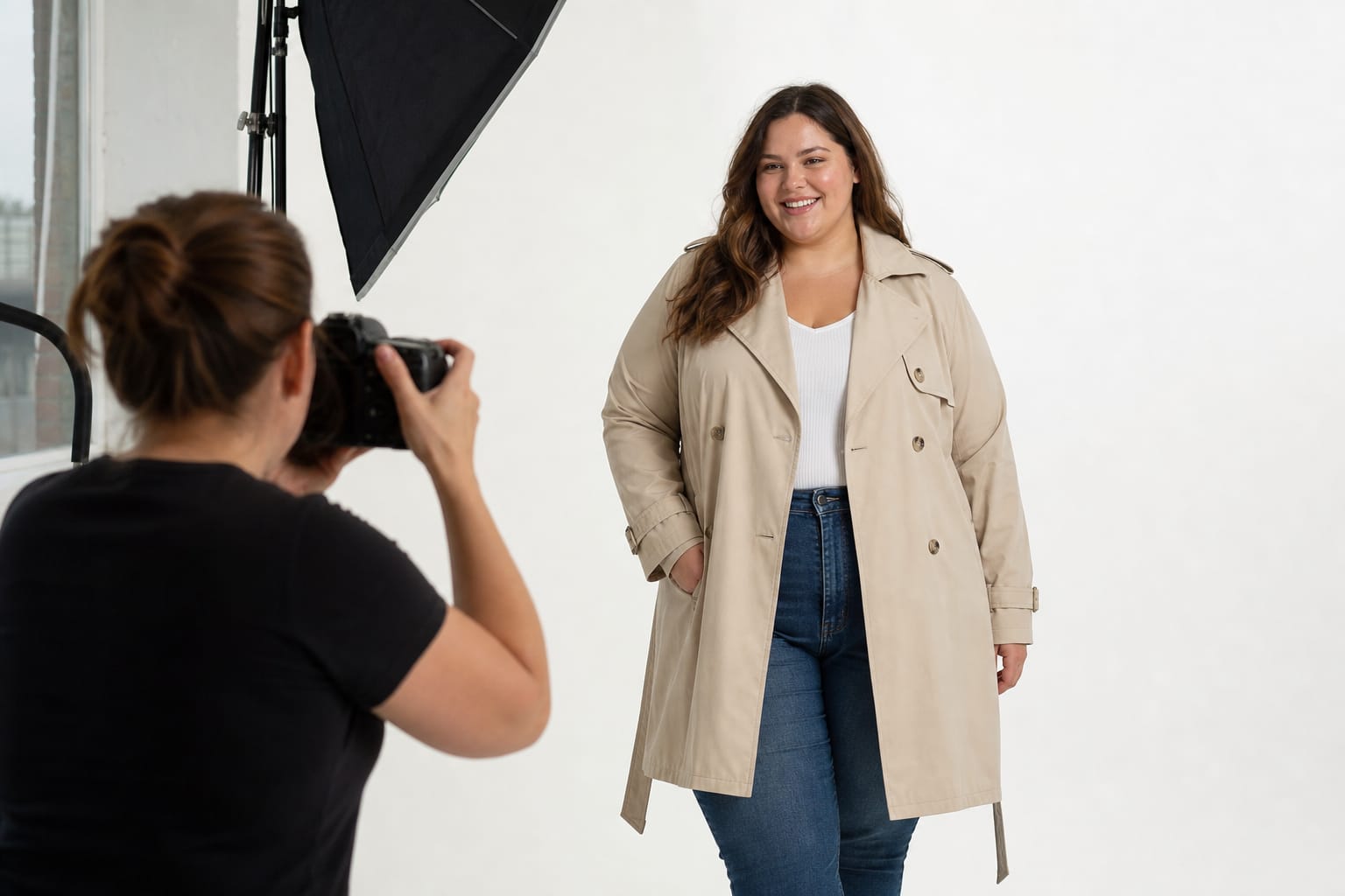 Plius dydžio modelė su smėlio spalvos paltu fotografuojama el. komercijos katalogui