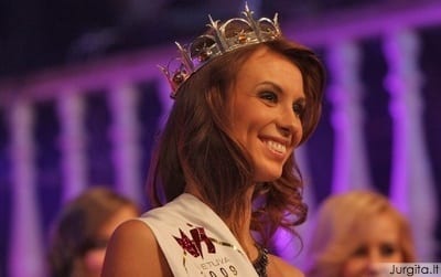 „Mis Lietuva 2009“ nugalėtoja su karūna ir juosta konkurso finale