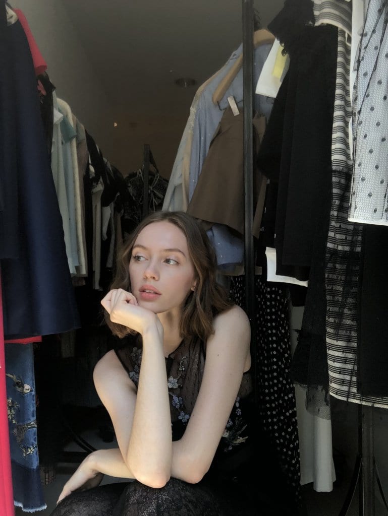 Modelis Ieva Skruzdytė tarp kolekcijos drabužių per fittingą Modelis Ieva Skruzdytė tarp kolekcijos drabužių per fittingą