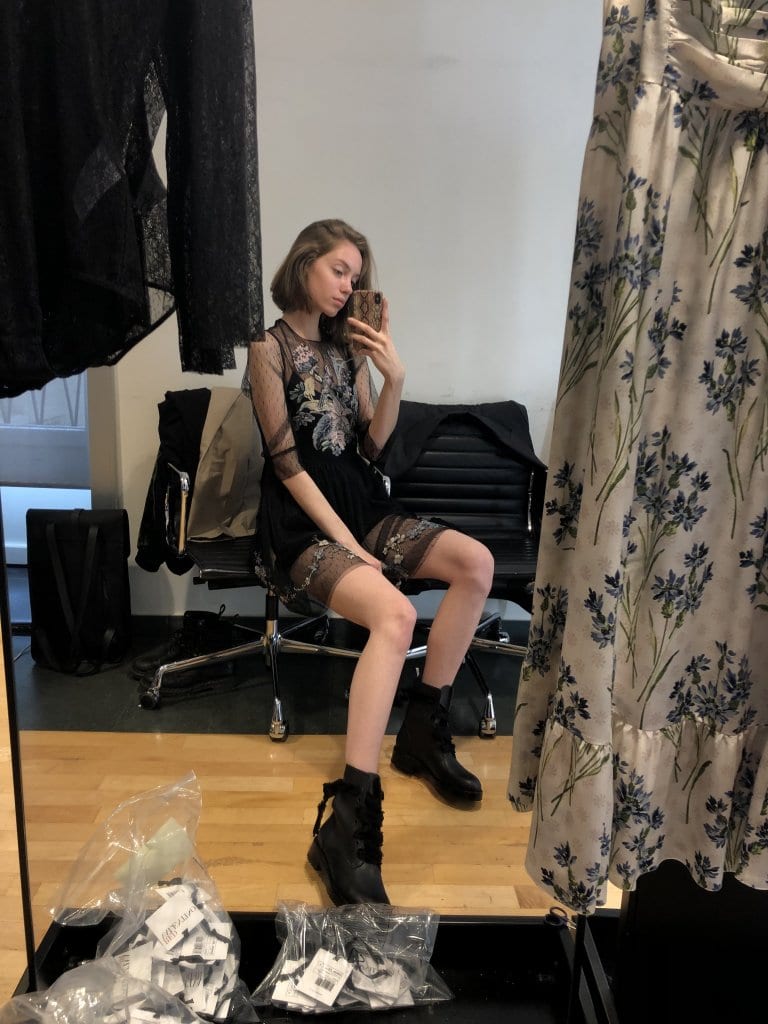 Modelis fotografuojasi veidrodyje su primatuojamu deriniu Modelis fotografuojasi veidrodyje su primatuojamu deriniu